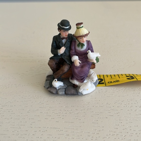 O’Well’s Christmas Village Accessory Resin Figurine - couple with Birds - Picture 5 of 8